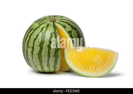 Frische kernlose gelbe Wassermelone auf weißem Hintergrund Stockfoto