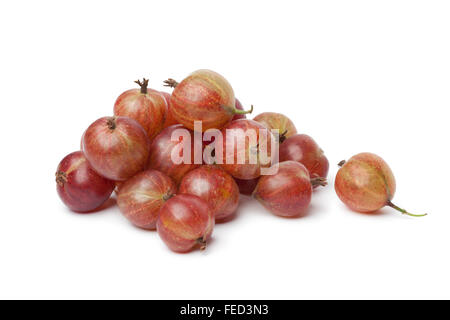 Haufen von frischen roten Stachelbeeren auf weißem Hintergrund Stockfoto