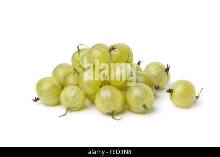 Haufen von frischen grünen Stachelbeeren auf weißem Hintergrund Stockfoto