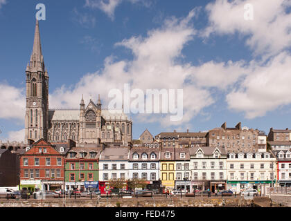 Cobh Stadt und Coleman's Cathedral, Cobh, County Cork, Irland. Stockfoto