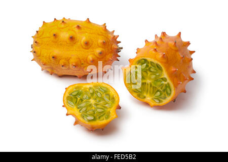 Frische ganze und halbe Kiwano Obst auf weißem Hintergrund Stockfoto