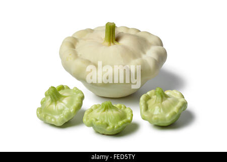 Große und Baby Pattypan Kürbisse auf weißem Hintergrund Stockfoto