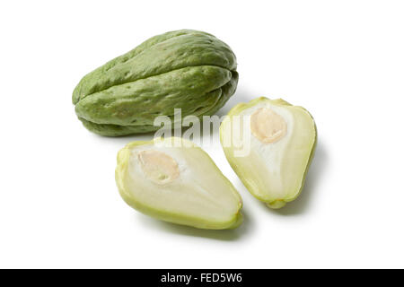 Ganze und teilweise frisch Chayote auf weißem Hintergrund Stockfoto