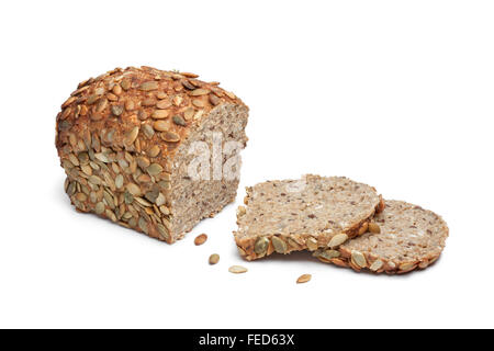 Kürbiskernbrot und Scheiben auf weißem Hintergrund Stockfoto