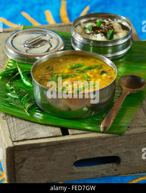 Kuzhambu. Würzigen Linsengericht. Süd-Indien Essen Stockfoto
