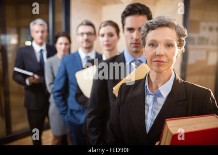 Business-Team in die Kamera schaut Stockfoto