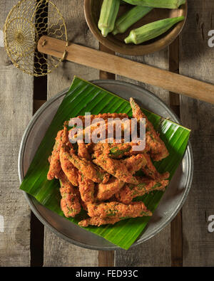 Kurkuri Bhindi. Würzig gebratene Okraschoten. Indien-Essen Stockfoto
