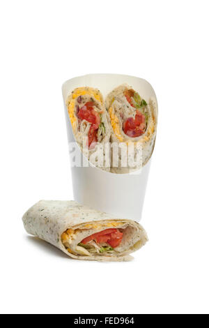 Spinat-wraps mit Käse auf weißem Hintergrund Stockfoto