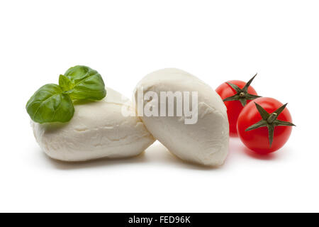 Frischer Mozzarella mit Basilikum und Tomaten auf weißem Hintergrund Stockfoto