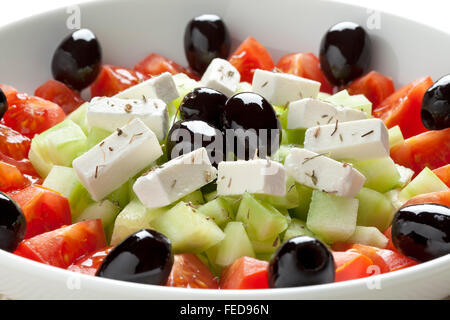 Griechischer Salat mit Feta-Käse, schwarze Oliven, Gurken und Tomaten Stockfoto