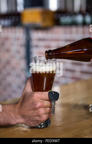 Barkeeper Gießen Bier für den Fahrer Stockfoto