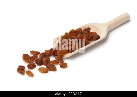 Braune Rosinen auf einem Holzlöffel auf weißem Hintergrund Stockfoto