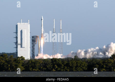 Cape Canaveral, Florida, USA. 5. Februar 2016.  Eine United Launch Alliance Atlas V-Rakete mit dem GPS IIF-12 Satelliten hebt von Cape Canaveral Air Force Station am 5. Februar 2016. Der Start wird die letzte der zwölf Block IIF Satelliten für die United States Air ForceÕs Global Positioning System (GPS) bereitstellen. Bildnachweis: Paul Hennessy/Alamy Live-Nachrichten Stockfoto