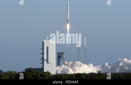 Cape Canaveral, Florida, USA. 5. Februar 2016.  Eine United Launch Alliance Atlas V-Rakete mit dem GPS IIF-12 Satelliten hebt von Cape Canaveral Air Force Station am 5. Februar 2016. Der Start wird die letzte der zwölf Block IIF Satelliten für die United States Air ForceÕs Global Positioning System (GPS) bereitstellen. Bildnachweis: Paul Hennessy/Alamy Live-Nachrichten Stockfoto