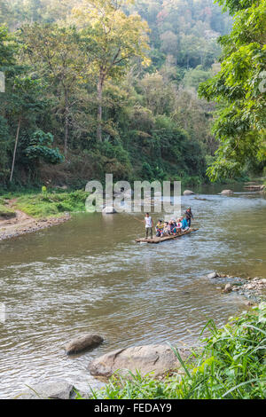 Bambus-rafting auf dem Maetamann Elephant Camp Stockfoto