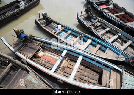 Gruppe der traditionellen hölzernen Boote vertäut am Yot River, Myeik im südlichen Myanmar. Stockfoto