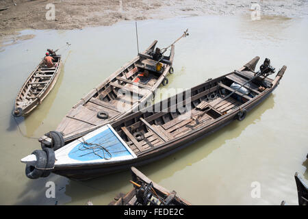 Gruppe der traditionellen hölzernen Boote vertäut am Yot River, Myeik im südlichen Myanmar. Stockfoto