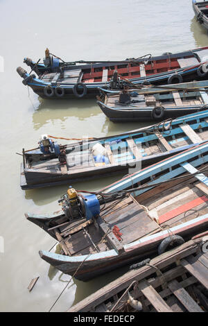 Gruppe der traditionellen hölzernen Boote vertäut am Yot River, Myeik im südlichen Myanmar. Stockfoto