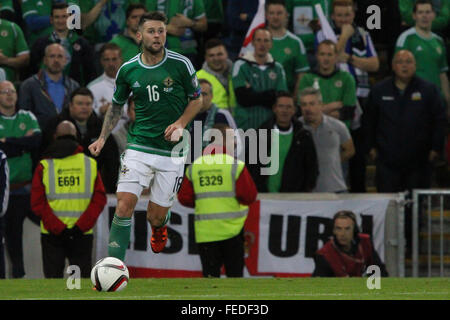 8. Oktober 2015 - Euro 2016-Qualifikation - Gruppe F - Nordirland 3 Griechenland 1. Northern Ireland Oliver Norwood Schritte gegen Griechenland. Stockfoto