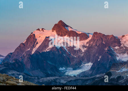 Mount Shuksan im Sonnenuntergang, angesehen vom Ptarmigan Ridge Trail, Mount Baker – Snoqualmie National Forest, Washington State, USA Stockfoto