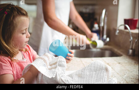 Tochter, die ihre Mutter den Abwasch zu helfen Stockfoto