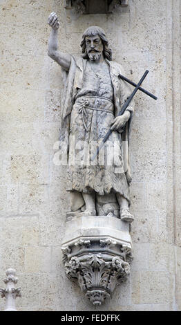 St. Johannes der Täufer über dem Portal der Kathedrale Mariä Himmelfahrt in Zagreb, Kroatien Stockfoto