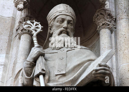 Statue des Heiligen Methodius auf dem Portal der Kathedrale Mariä Himmelfahrt in Zagreb, Kroatien Stockfoto