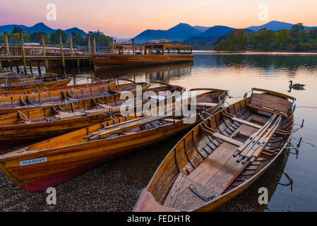 Abend von Anlegestellen in Keswick am Derwent Water im englischen Lake District Stockfoto