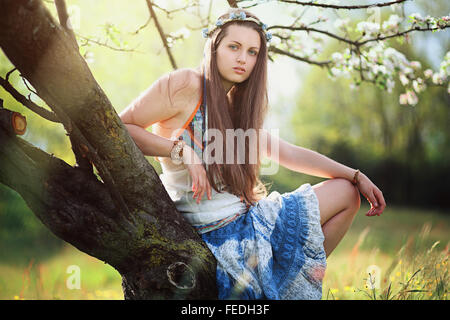 Romantische Frau auf Blumenwiese. Hippie und Zigeuner Kleid Stockfoto