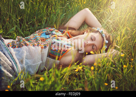 Wunderschöne Hippie-Frau schlafen friedlich in Frühlingswiese Stockfoto