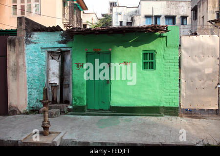 Bunten indischen Haus. Hellen grünen Bauens in Kolkata, Westbengalen, Indien am 23. Februar 2012. Stockfoto