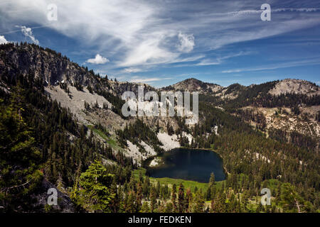 Kalifornien - gelegen am oberen Ende der langen Schlucht in Trinity Alpen Wildnis des Klamath National Forest lange Gulch See. Stockfoto