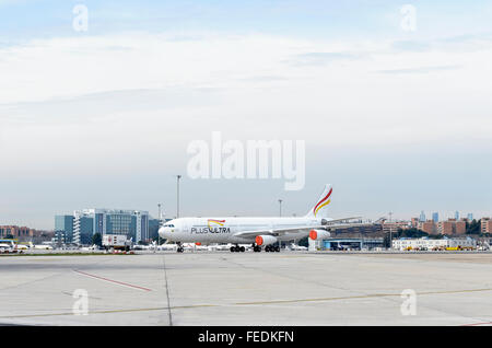 Flugzeug-Airbus A340 - 313 - des - Plus Ultra Lineas Aereas-Airline, außerhalb der Piste in Madrid Flughafen geparkt ist Stockfoto