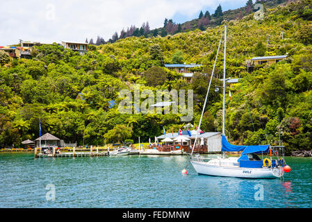 Boote an Punga Cove Endeavour Inlet Marlborough Sounds in Neuseeland Stockfoto