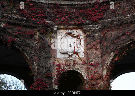 Wappen der Stadt Zagreb auf dem Friedhof Mirogoj am 1. November 2013, in Zagreb, Kroatien Stockfoto