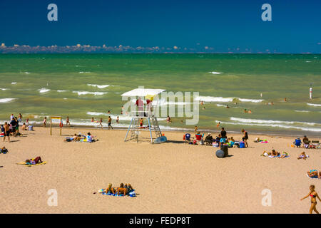 Sommer Strand Partygänger am Grand Bend Stockfoto