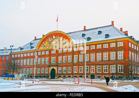 Kopenhagen, Dänemark - 5. Januar 2011: Finanzministerium Gebäude in Kopenhagen, Dänemark, im Winter. Das Hotel befindet sich in Christiansborg Slotsplads. Es ist bekannt als Red Mansion und der Chancery-Gebäude Stockfoto