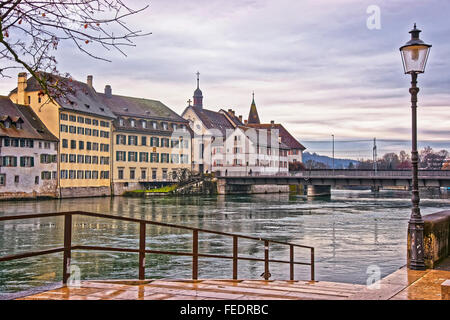 Ufer der Aare-Fluss in Solothurn in der Schweiz. Solothurn ist die Hauptstadt des Kantons Solothurn in der Schweiz. Es befindet sich am Ufer der Aare und am Fuße des Weissenstein Jura-Gebirge Stockfoto