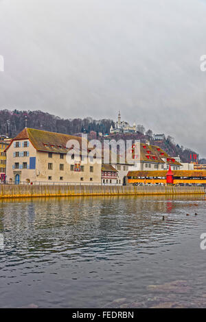 Ufer der Aare in Solothurn in der Schweiz. Solothurn ist die Hauptstadt des Kantons Solothurn in der Schweiz. Es befindet sich am Ufer der Aare und am Fuße des Weissenstein Jura-Gebirge Stockfoto