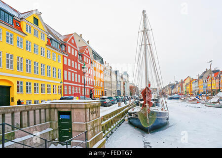 Kopenhagen, Dänemark - 5. Januar 2011: Nyhavn (neue Hafen) im Winter. Es ist Wasser, Kanal, Vergnügungsviertel in Kopenhagen in Dänemark. Es ist gesäumt von bunten Häusern, Bars, Cafés, Holzschiffe Stockfoto