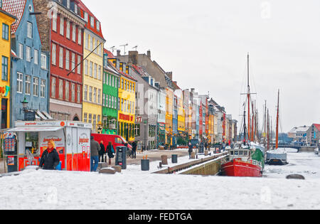 Kopenhagen, Dänemark - 5. Januar 2011: Nyhavn (neue Hafen) im Winter. Es ist Wasser, Kanal, Vergnügungsviertel in Kopenhagen, Dänemark. Es ist gesäumt von bunten Häusern, Bars, Cafés, Holzschiffe Stockfoto