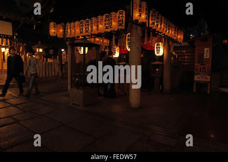 Geschäftsleute besuchen Ho-zen-Ji Shinto Schrein in Osaka, Japan Stockfoto