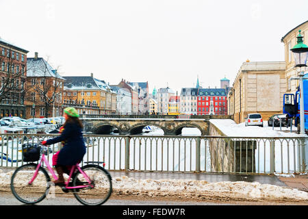 Kopenhagen, Dänemark - 5. Januar 2011: Mädchen auf dem Fahrrad vorbei (in Bewegung) der Brücke von Kopenhagen im Winter. Kopenhagen ist Stockfoto