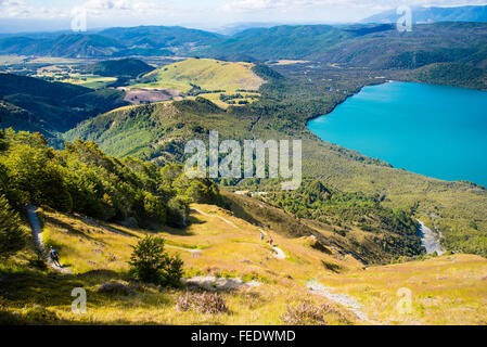 Wanderer Pinchgut Track auf Mount Robert über Lake Rotoiti im Nelson Lakes National Park Südinsel Neuseeland absteigend Stockfoto