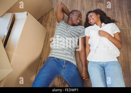 Ethnische paar auf dem Boden liegend Stockfoto