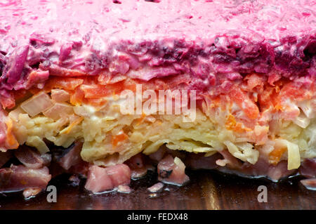 Nahaufnahme von gestreiften Salat auf dem Holztisch Stockfoto