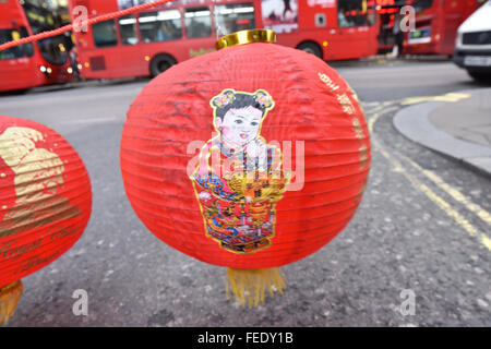 Charing Cross Road, London, UK. 5. Februar 2016. Chinatown bereitet sich auf Feiern des neuen Jahres als Dekoration aufgestellt werden Stockfoto