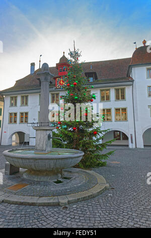 Rathaus Hotel, Weihnachtsbaum und Brunnen in Thun Rathausplatz. Thun ist eine Stadt im Schweizer Kanton Bern, wo Aare aus dem Thunersee fliesst. Town Hall Square ist ein historisches Zentrum der Stadt Stockfoto