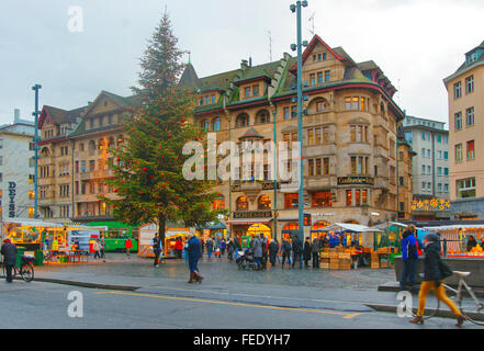 BASEL, Schweiz - 1. Januar 2014: Streetview Marktplatz in der alten Stadt Basel. Basel ist die drittgrößte Stadt der Schweiz. Es befindet sich auf dem Rhein. Stockfoto