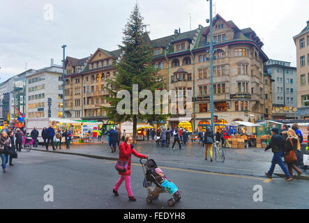 BASEL, Schweiz - 1. Januar 2014: Streetview Marktplatz in der Altstadt von Basel. Basel ist die drittgrößte Stadt der Schweiz. Es befindet sich auf dem Rhein. Stockfoto